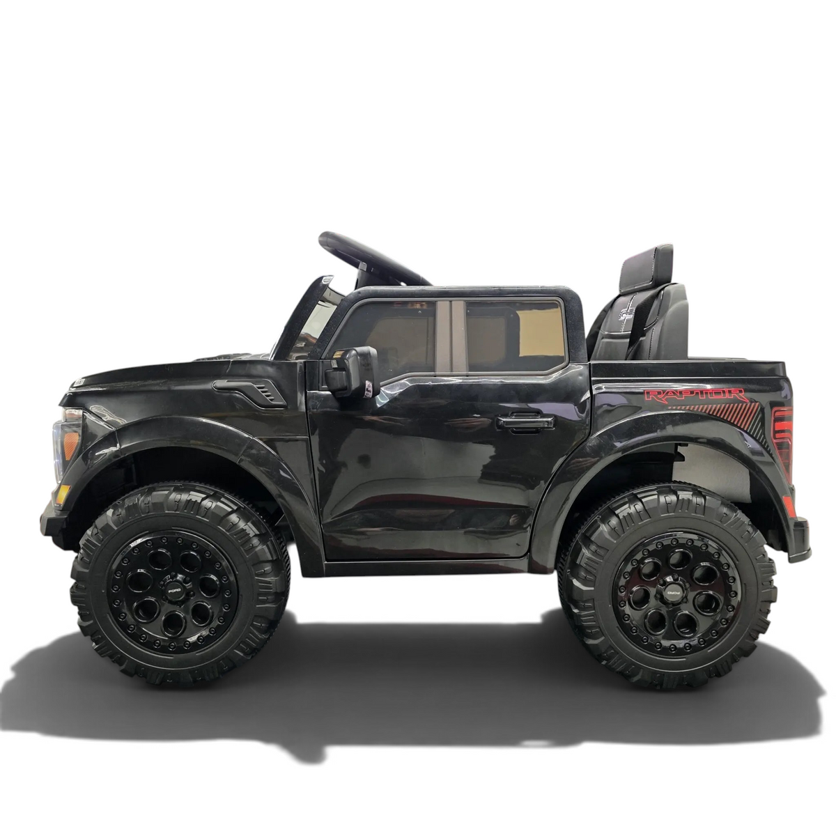 Voiture électrique enfant Petit Pilote Ford Raptor noire 12V avec roues tout-terrain robustes vue de profil