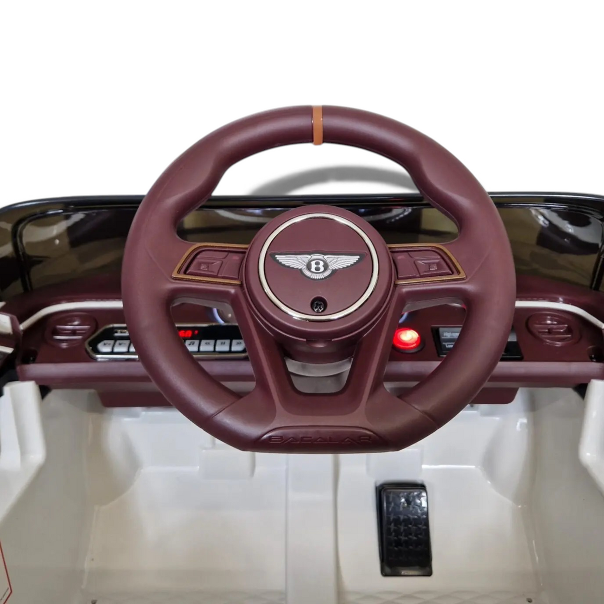 Volant de la voiture électrique enfant Petit Pilote Bentley Bacalar blanche avec détails bordeaux et logo officiel