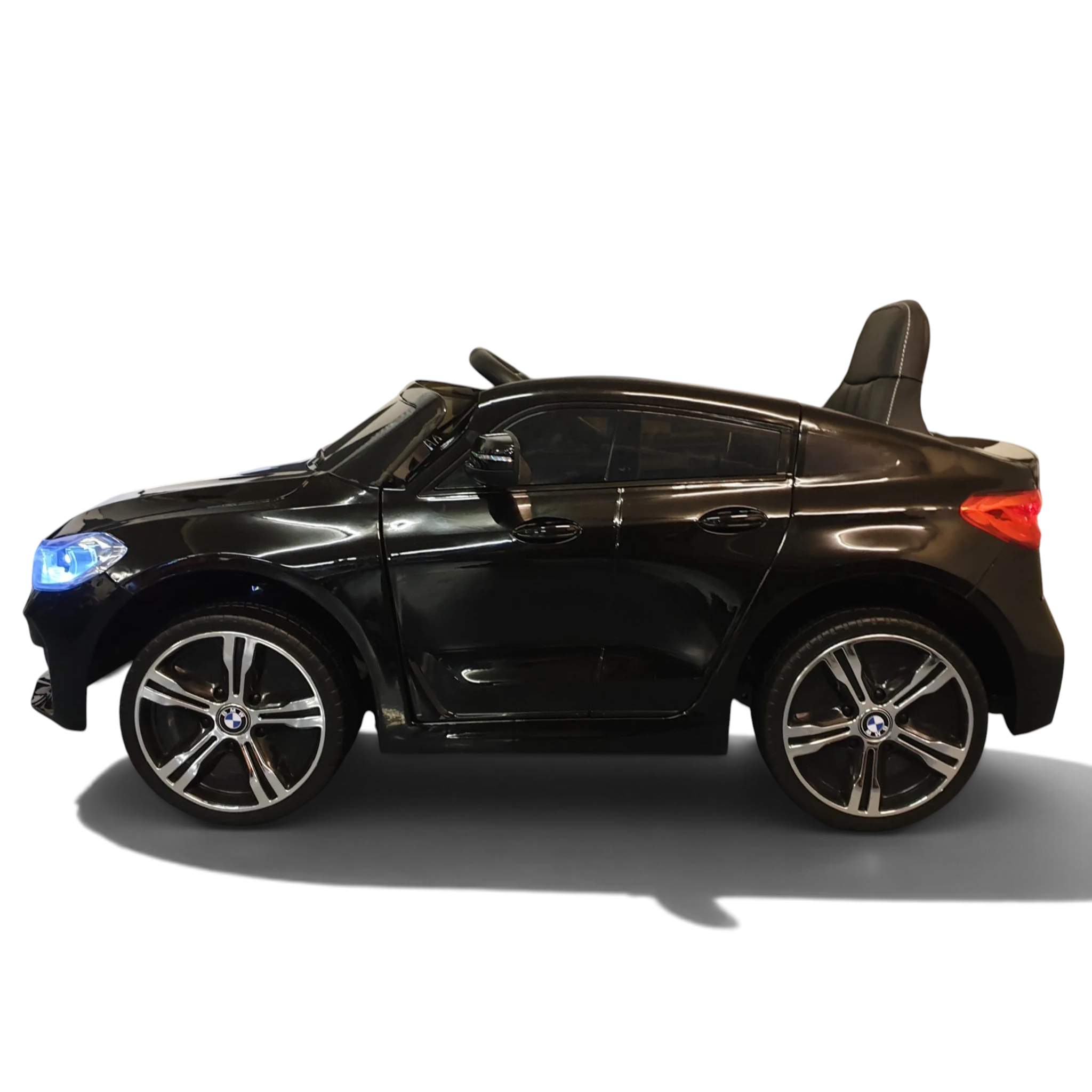 Voiture électrique pour enfant Petit Pilote BMW GT noire métallisée avec phares LED et roues en caoutchouc, vue latérale