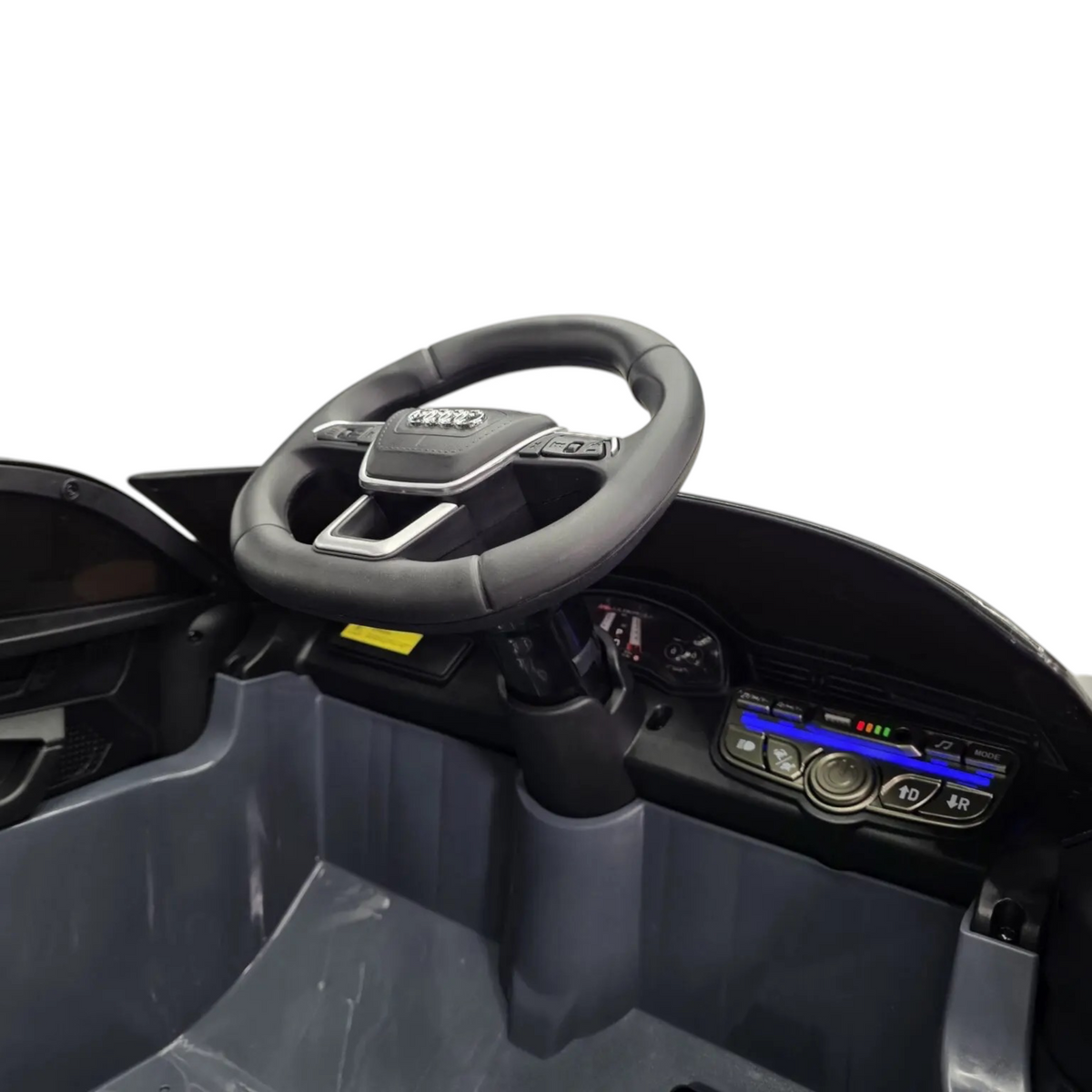 Intérieur de la voiture électrique Petit Pilote Audi RS6 Avant GT avec volant sport, tableau de bord et console centrale