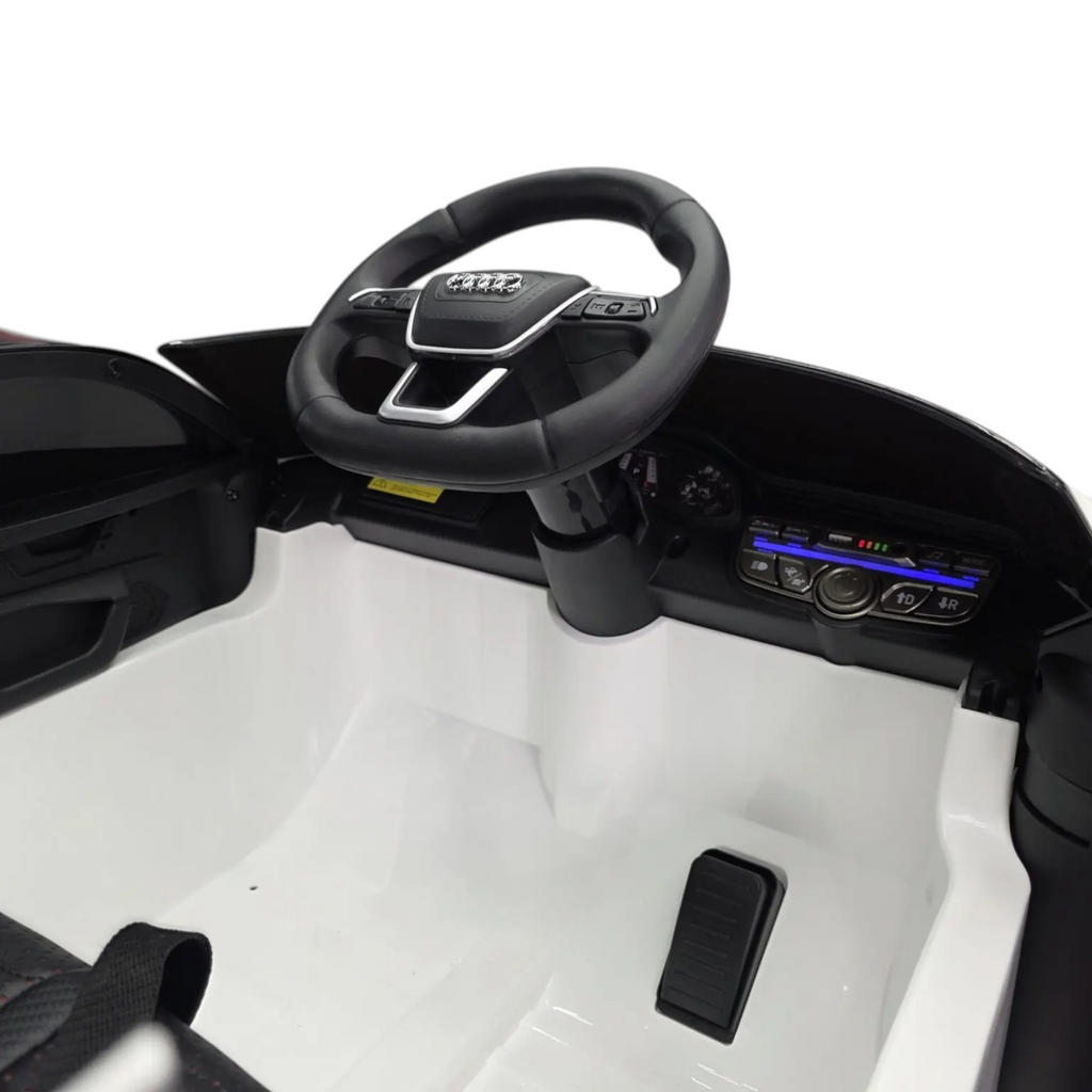 Intérieur de la voiture électrique enfant Petit Pilote Audi RS6 avec volant sport, siège en cuir et tableau de bord
