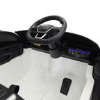 Intérieur de la voiture électrique enfant Petit Pilote Audi RS6 avec volant sport, siège en cuir et tableau de bord