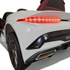 Vue arrière de la voiture électrique enfant Petit Pilote Bentley Bacalar blanche avec feux LED rouges allumés