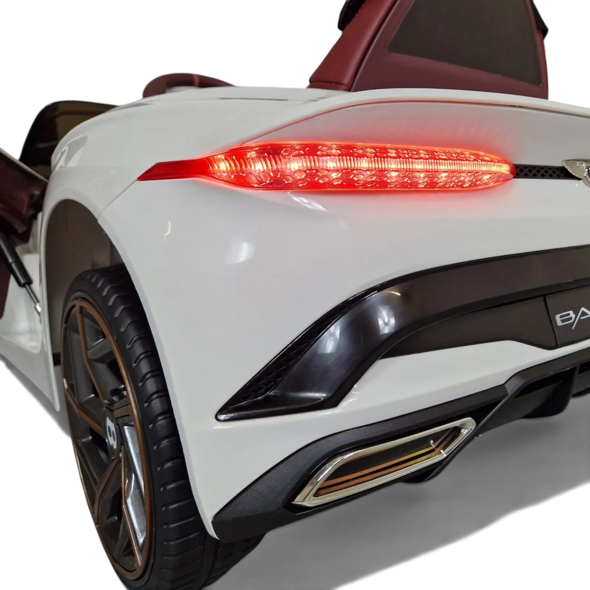 Vue arrière de la voiture électrique enfant Petit Pilote Bentley Bacalar blanche avec feux LED rouges allumés