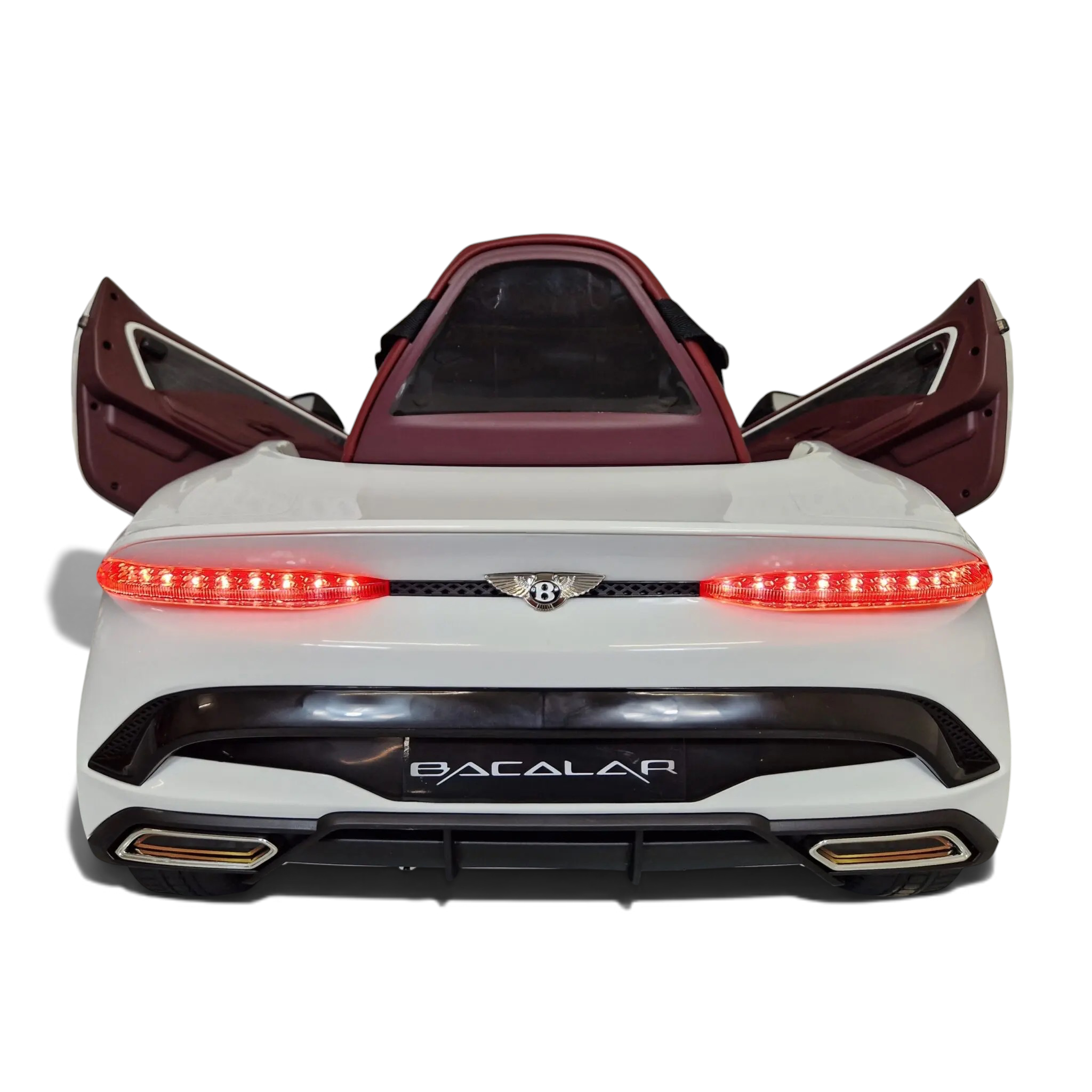 Vue arrière de la voiture électrique pour enfant Petit Pilote Bentley Bacalar blanche avec feux LED rouges allumés