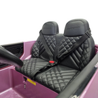 Siège en cuir noir matelassé avec ceintures de sécurité dans la voiture électrique enfant Odecare Bentley rose