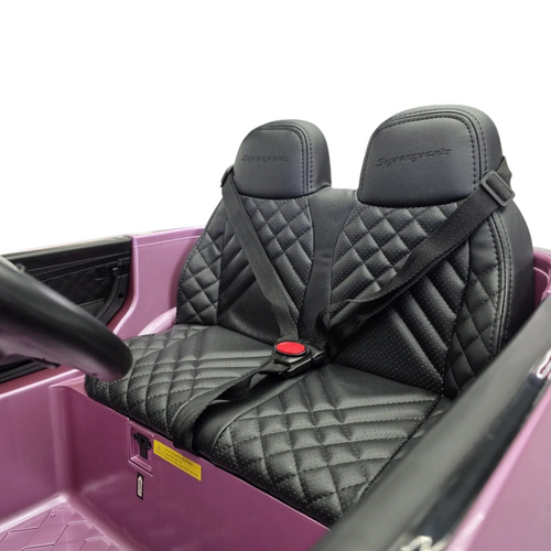 Siège en cuir noir matelassé avec ceintures de sécurité dans la voiture électrique enfant Odecare Bentley rose
