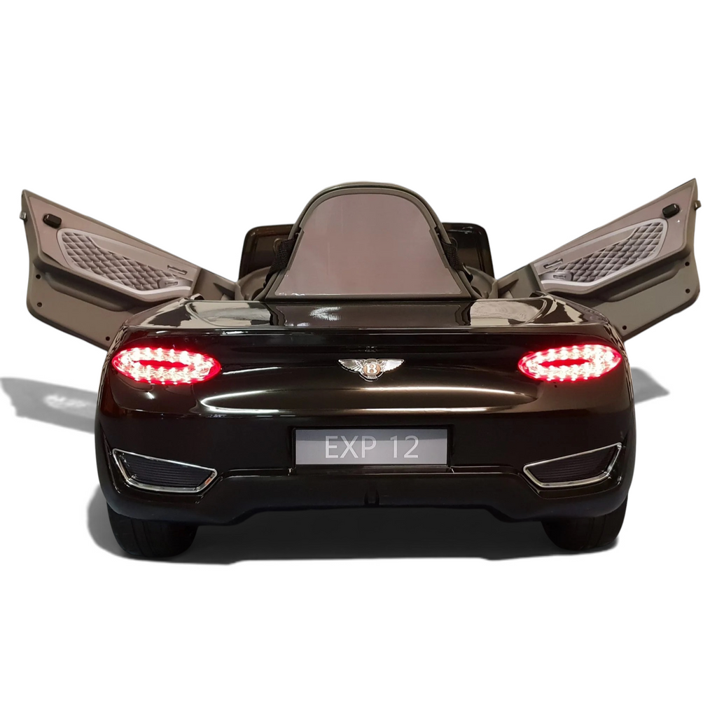 Vue arrière de la voiture électrique enfant Petit Pilote Bentley EXP 12V noire avec portes papillon ouvertes et feux allumés