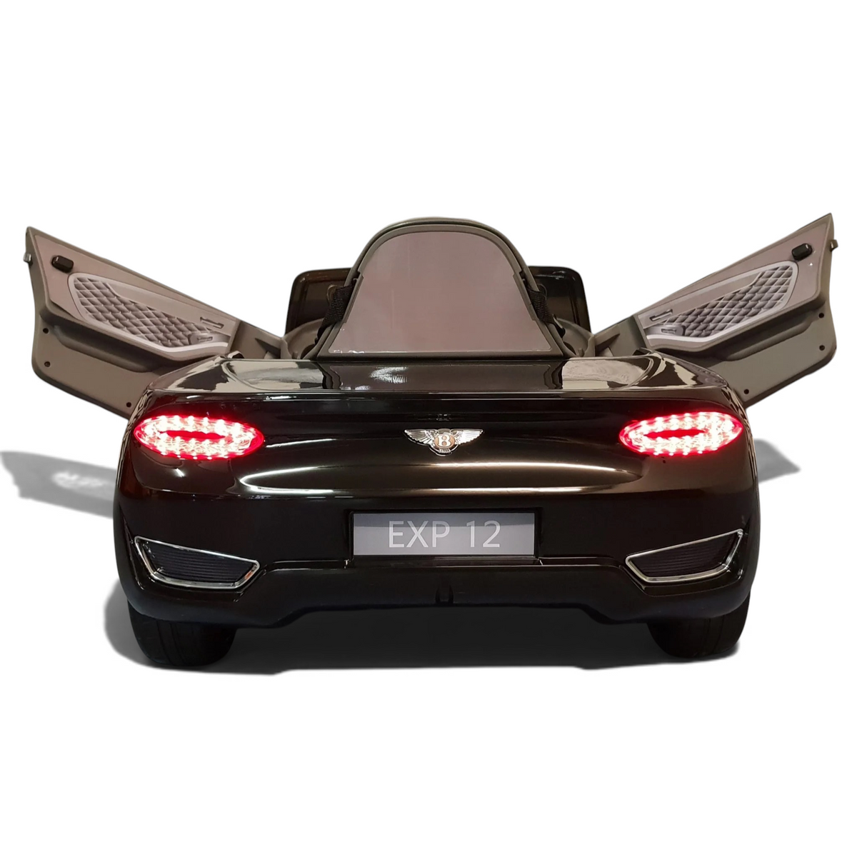 Vue arrière de la voiture électrique enfant Petit Pilote Bentley EXP 12V noire avec portes papillon ouvertes et feux allumés