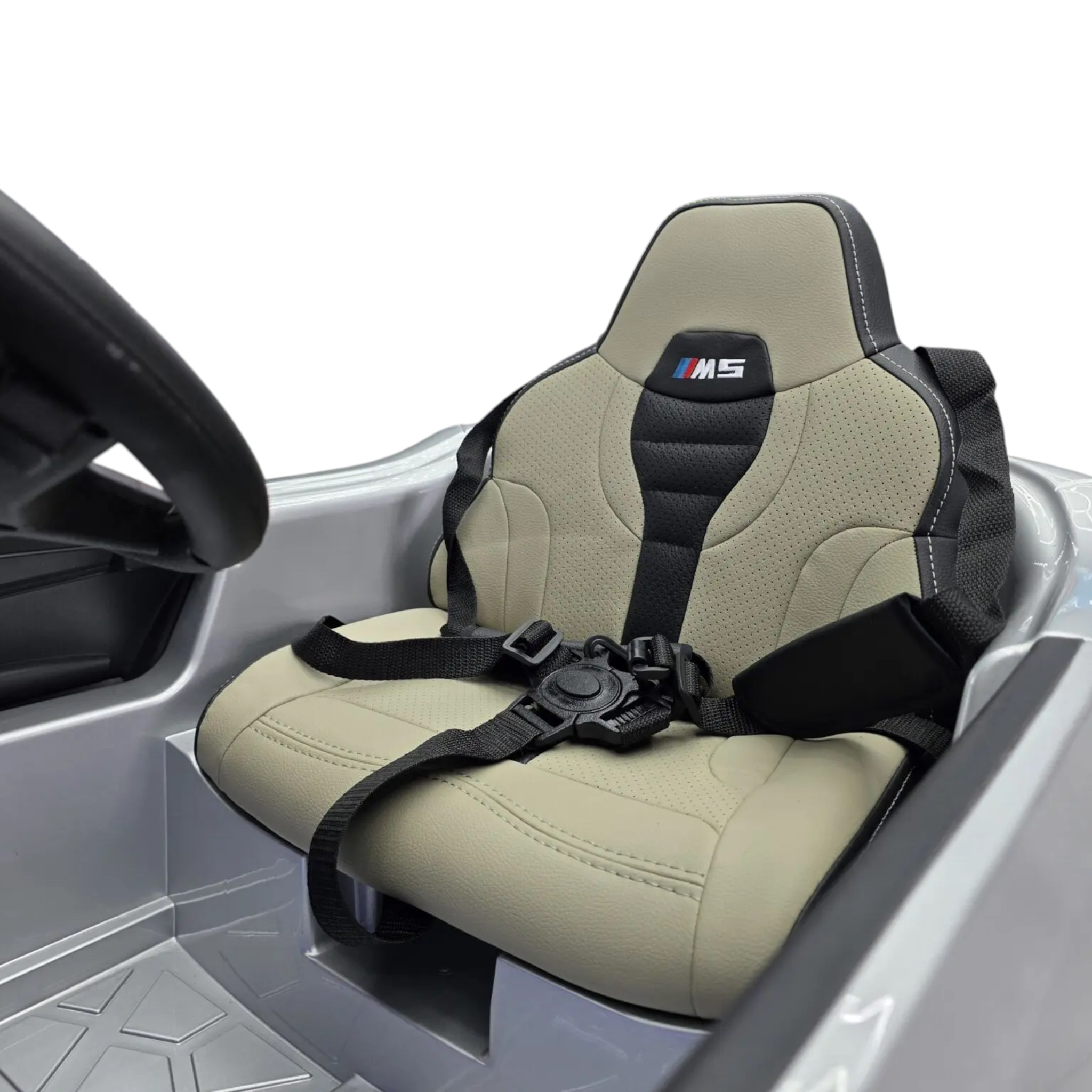Siège en cuir beige et noir avec harnais 5 points dans la voiture électrique enfant Odecare BMW M5 gris métallisé