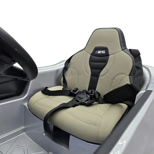 Siège en cuir beige et noir avec harnais 5 points dans la voiture électrique enfant Odecare BMW M5 gris métallisé