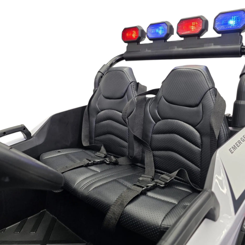 Interieur du buggy electrique Petit Pilote Police Patrol avec deux sieges en cuir noir et ceintures de securite 3 points