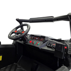 Vue intérieure du poste de pilotage du buggy électrique Petit Pilote Police Patrol avec volant, tableau de bord et haut-parleur
