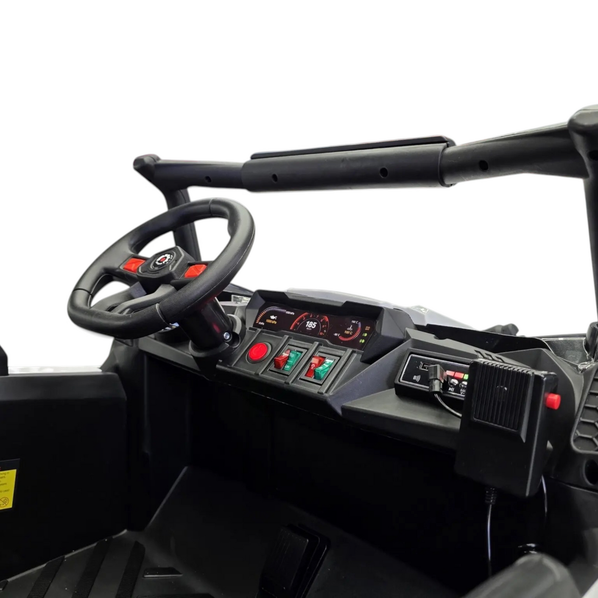 Vue intérieure du poste de pilotage du buggy électrique Petit Pilote Police Patrol avec volant, tableau de bord et haut-parleur