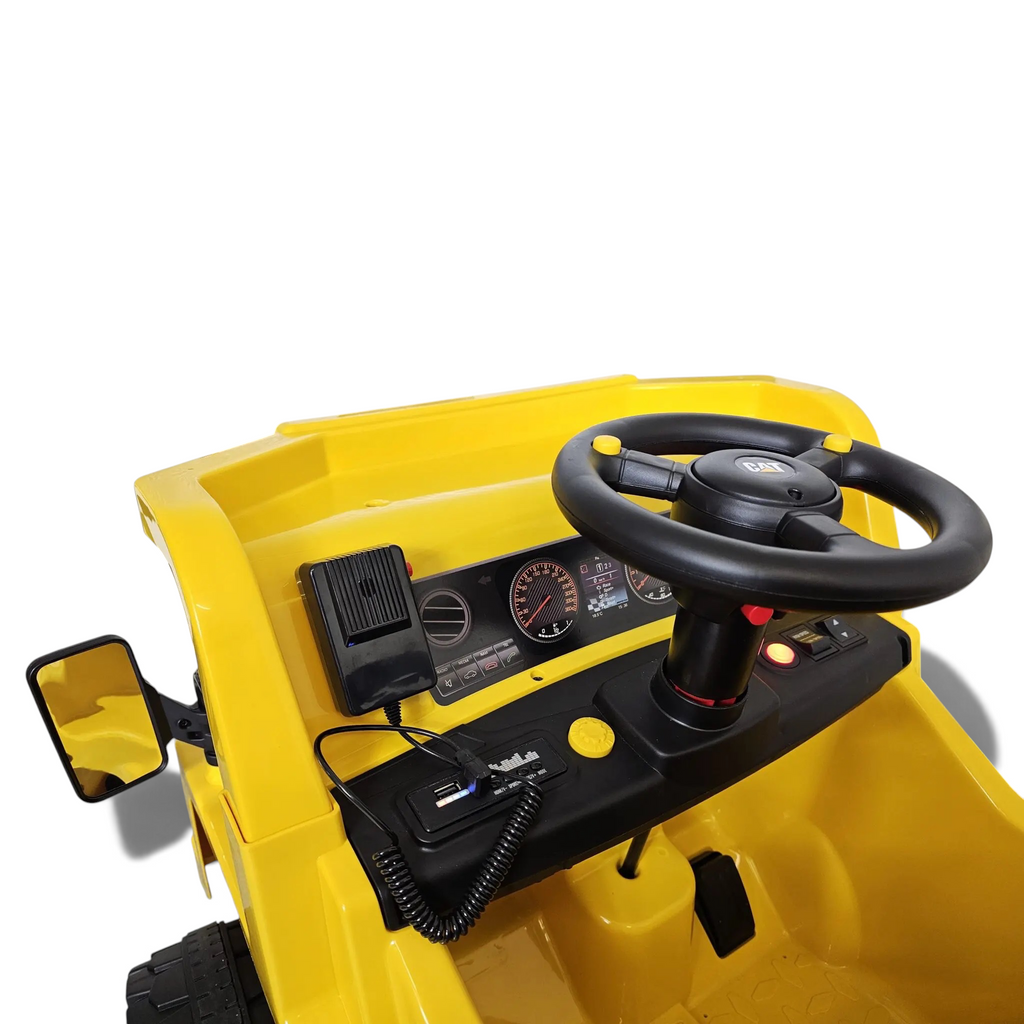 Poste de conduite du camion benne électrique Petit Pilote Caterpillar jaune avec volant, tableau de bord et micro
