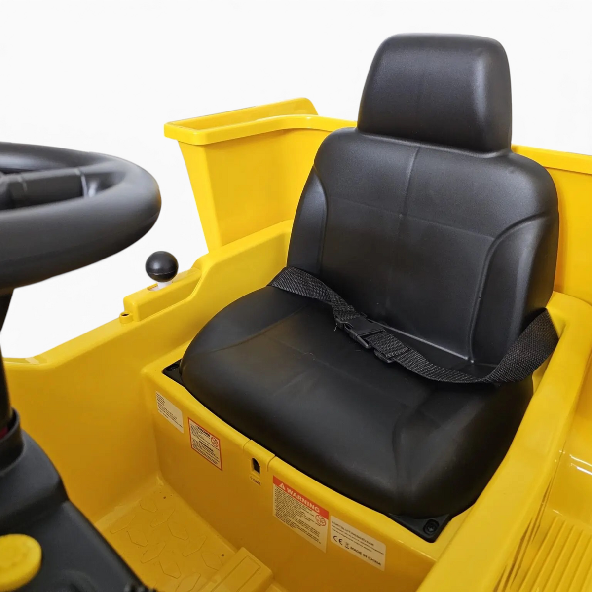 Siège noir avec ceinture de sécurité dans le camion benne électrique jaune pour enfant Petit Pilote