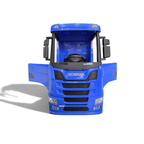 Camion électrique enfant Petit Pilote Scania bleu avec portes ouvrantes et détails réalistes dans un showroom
