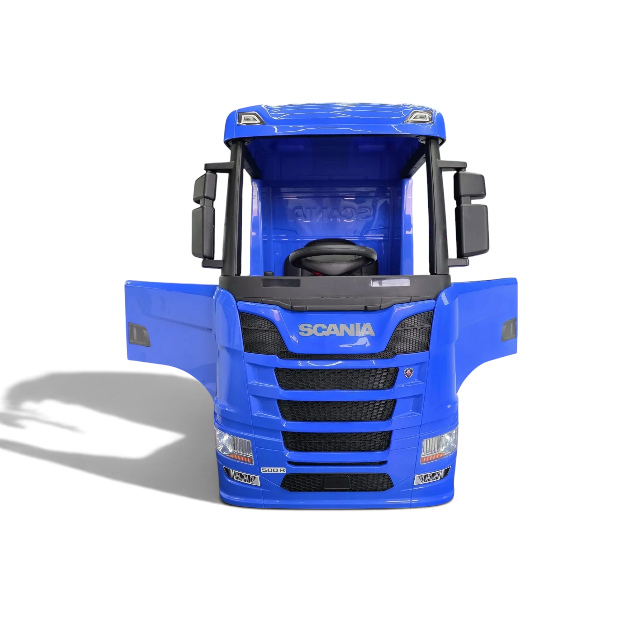 Camion électrique enfant Petit Pilote Scania bleu avec portes ouvrantes et détails réalistes dans un showroom