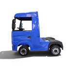 Camion électrique enfant Petit Pilote Scania bleu 24V avec pneus en caoutchouc, vue de profil dans un showroom