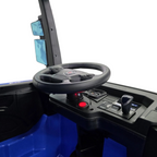 Vue intérieure du poste de conduite du camion électrique enfant Petit Pilote Scania bleu avec volant et tableau de bord