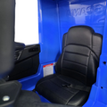 Siège en cuir noir avec harnais de sécurité dans le camion électrique pour enfant Petit Pilote Scania bleu