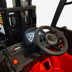 Poste de conduite du chariot élévateur électrique Petit Pilote rouge pour enfant avec volant et tableau de bord détaillé