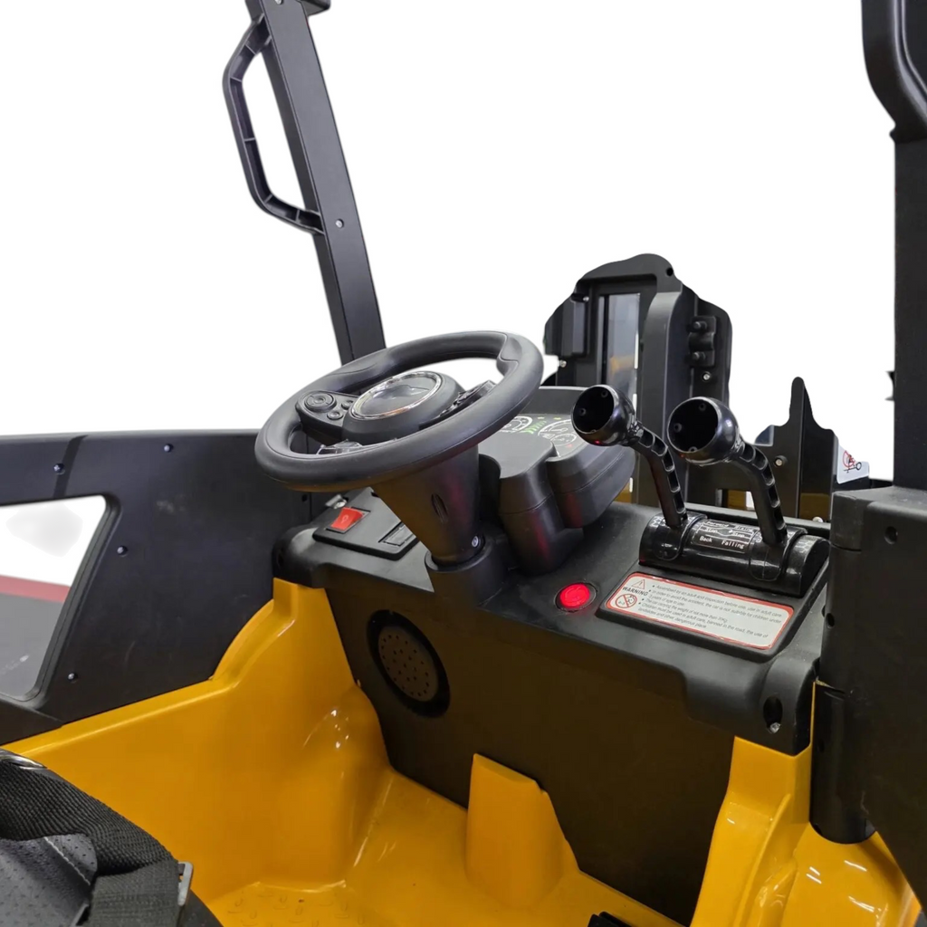 Vue intérieure du poste de conduite jaune du chariot élévateur électrique pour enfant Petit Pilote avec volant et leviers
