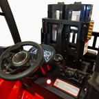 Vue rapprochée du poste de pilotage du chariot élévateur électrique rouge Petit Pilote avec volant et leviers fonctionnels