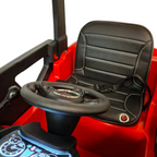 Intérieur du chariot élévateur électrique Petit Pilote rouge pour enfant avec siège en cuir noir et volant ergonomique