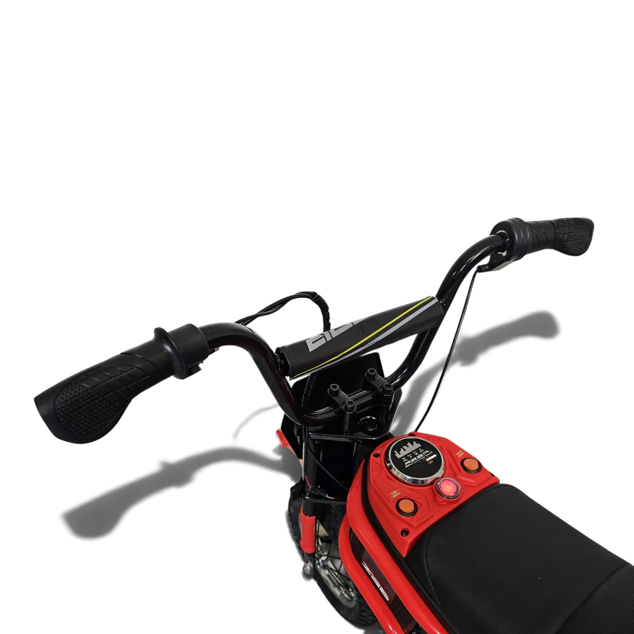 Vue rapprochée du guidon et du tableau de bord d'une dirt bike électrique enfant rouge Petit Pilote avec poignées texturées