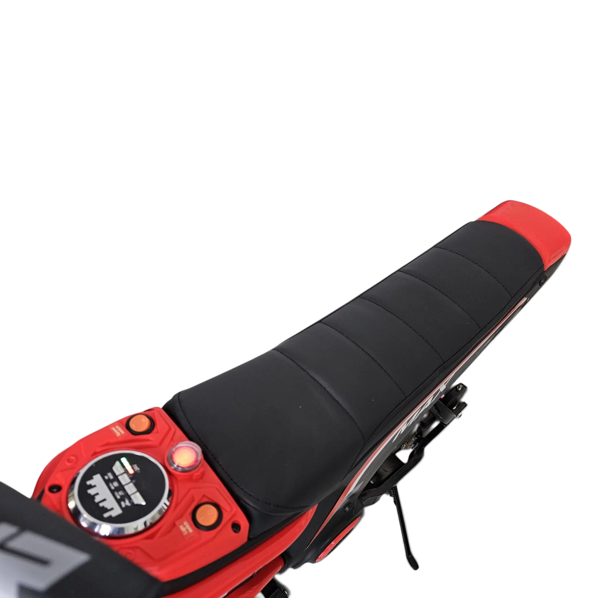 Vue de dessus du siège en cuir noir et du tableau de bord rouge de la dirt bike électrique enfant Petit Pilote
