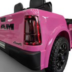 Vue arrière du pick-up électrique pour enfant Petit Pilote Dodge RAM 12V rose avec feux arrière et pneus tout-terrain