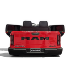 Vue arrière du pick-up électrique pour enfant Petit Pilote Dodge RAM rouge avec sièges en cuir et logo RAM noir