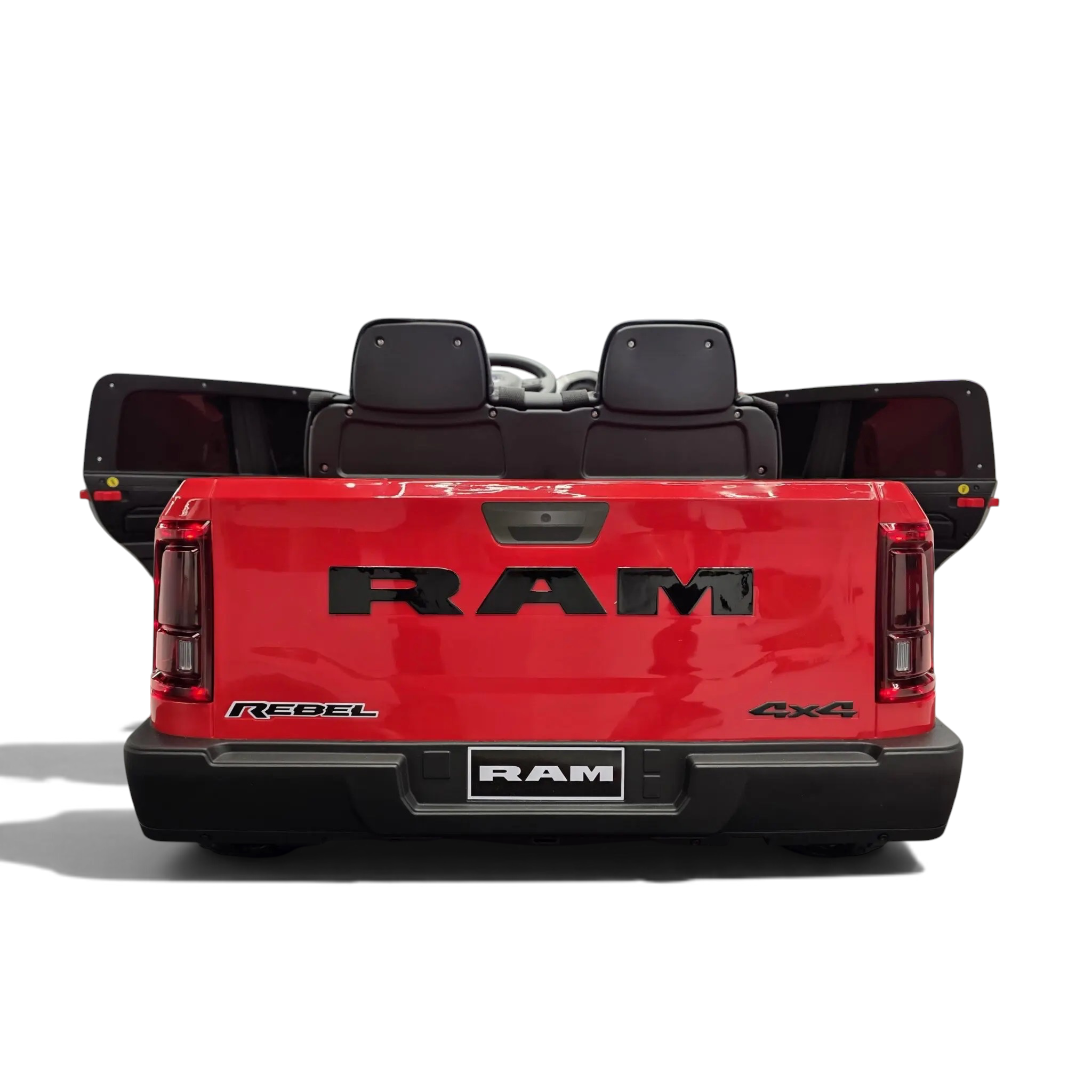 Vue arrière du pick-up électrique pour enfant Odecare Dodge RAM rouge avec sièges en cuir et logo RAM noir