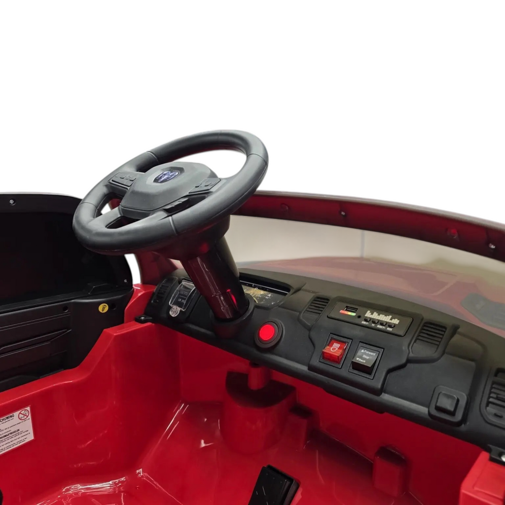 Intérieur du cockpit de la voiture électrique Petit Pilote Dodge RAM rouge avec volant, tableau de bord et pédale