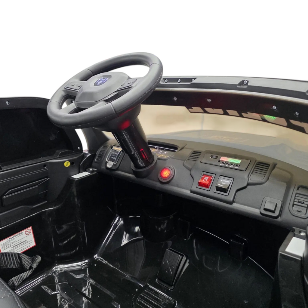 Interieur de la voiture electrique Petit Pilote Dodge RAM Police avec volant, tableau de bord noir et siege en cuir
