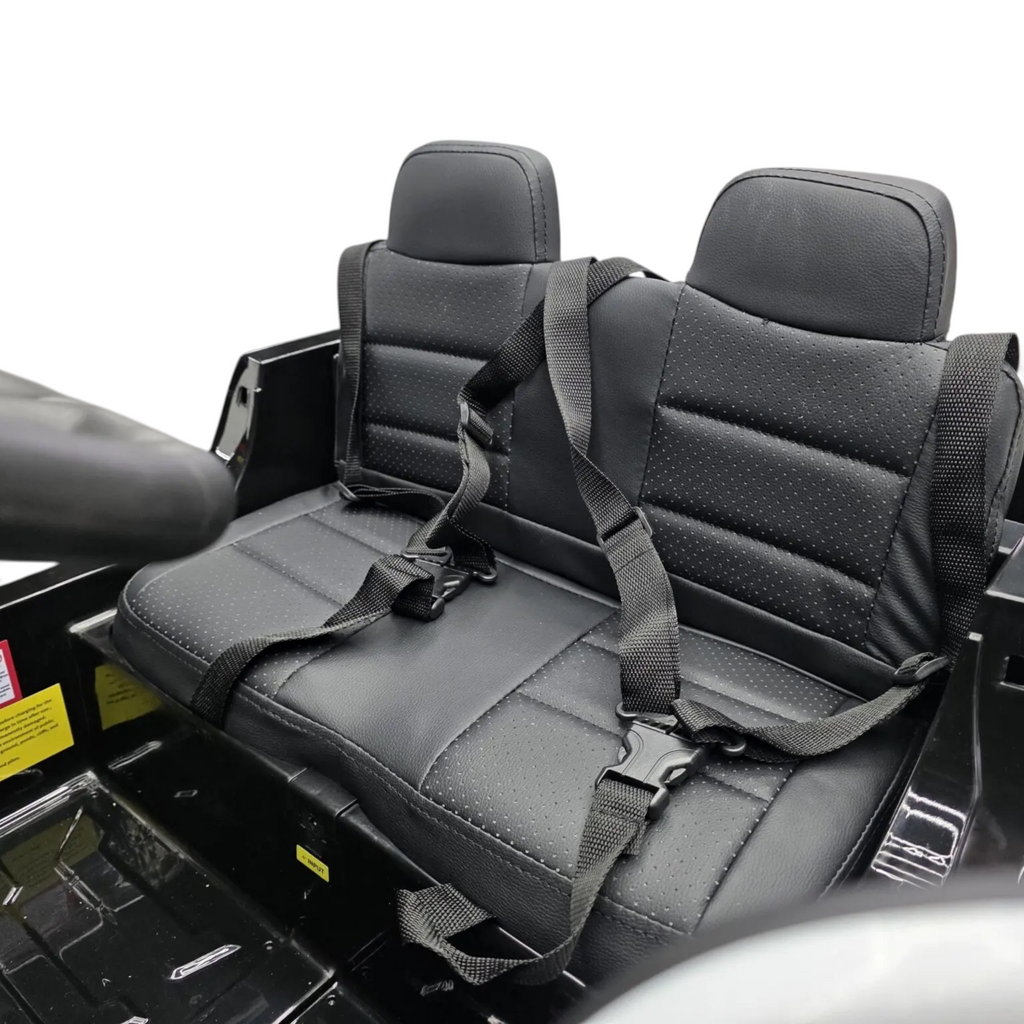 Siège en cuir noir avec deux ceintures de sécurité dans la voiture électrique pour enfant Petit Pilote Dodge RAM Police