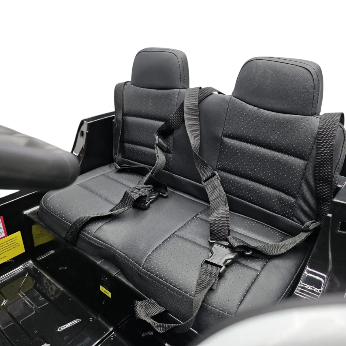 Siège en cuir noir avec deux ceintures de sécurité dans la voiture électrique pour enfant Petit Pilote Dodge RAM Police
