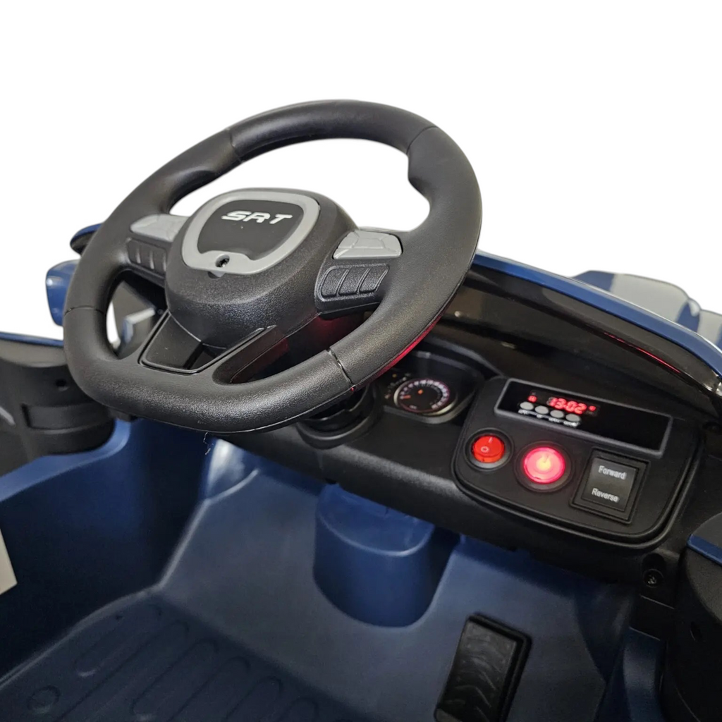 Poste de conduite de la voiture électrique Petit Pilote Dodge SRT bleue avec volant sport et tableau de bord interactif