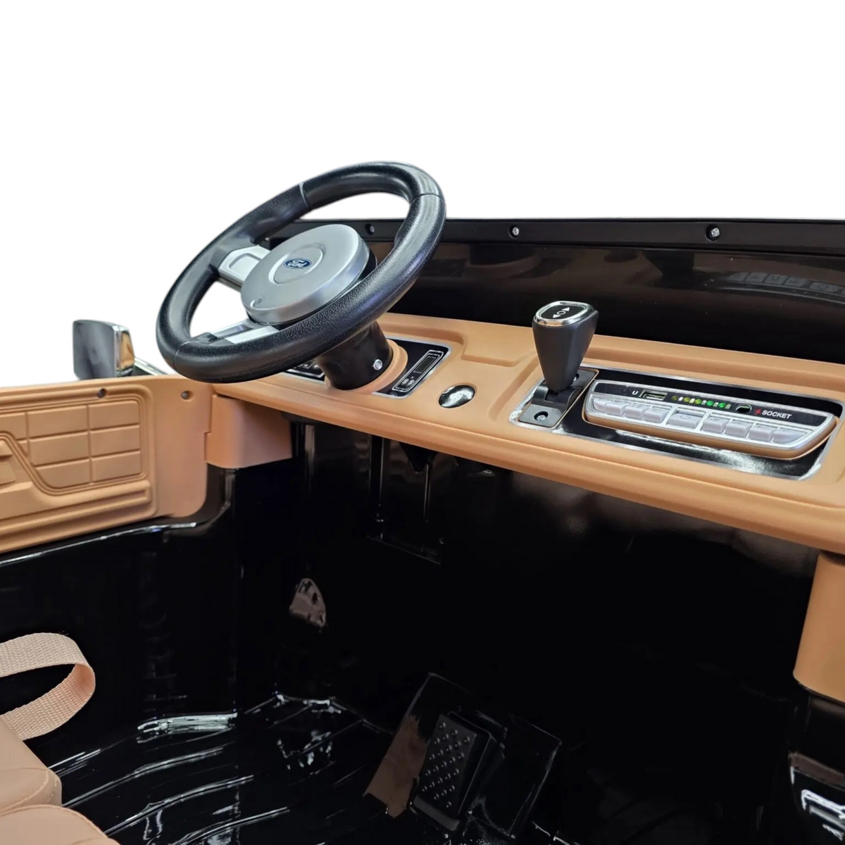 Intérieur du cockpit de la voiture électrique Odecare Ford F-150 avec volant, levier de vitesse et tableau de bord