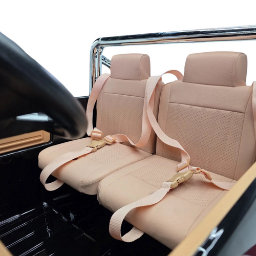 Intérieur de la voiture électrique Odecare Ford F-150 avec deux sièges en cuir beige et ceintures de sécurité
