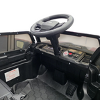 Intérieur du cockpit de la voiture électrique pour enfant Petit Pilote Ford Raptor 12V avec volant et tableau de bord