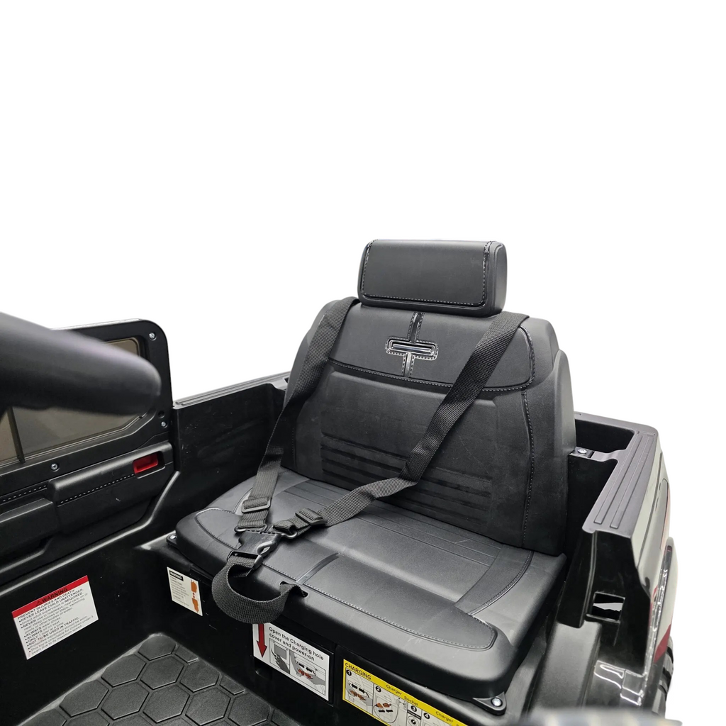 Siège noir en similicuir avec ceinture de sécurité pour voiture électrique enfant Ford Raptor par Petit Pilote