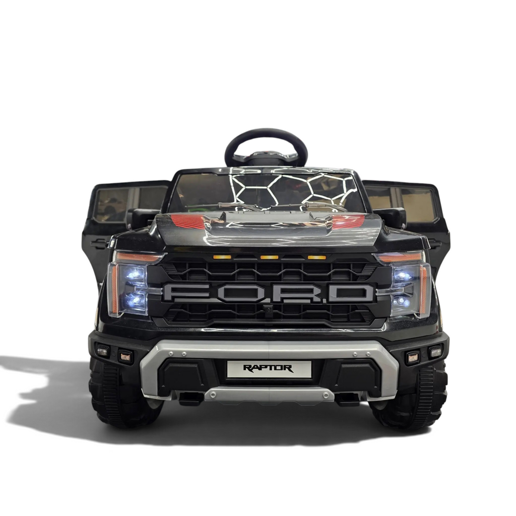 Voiture électrique enfant Petit Pilote Ford Raptor 12V noire avec calandre robuste et phares LED dans un showroom