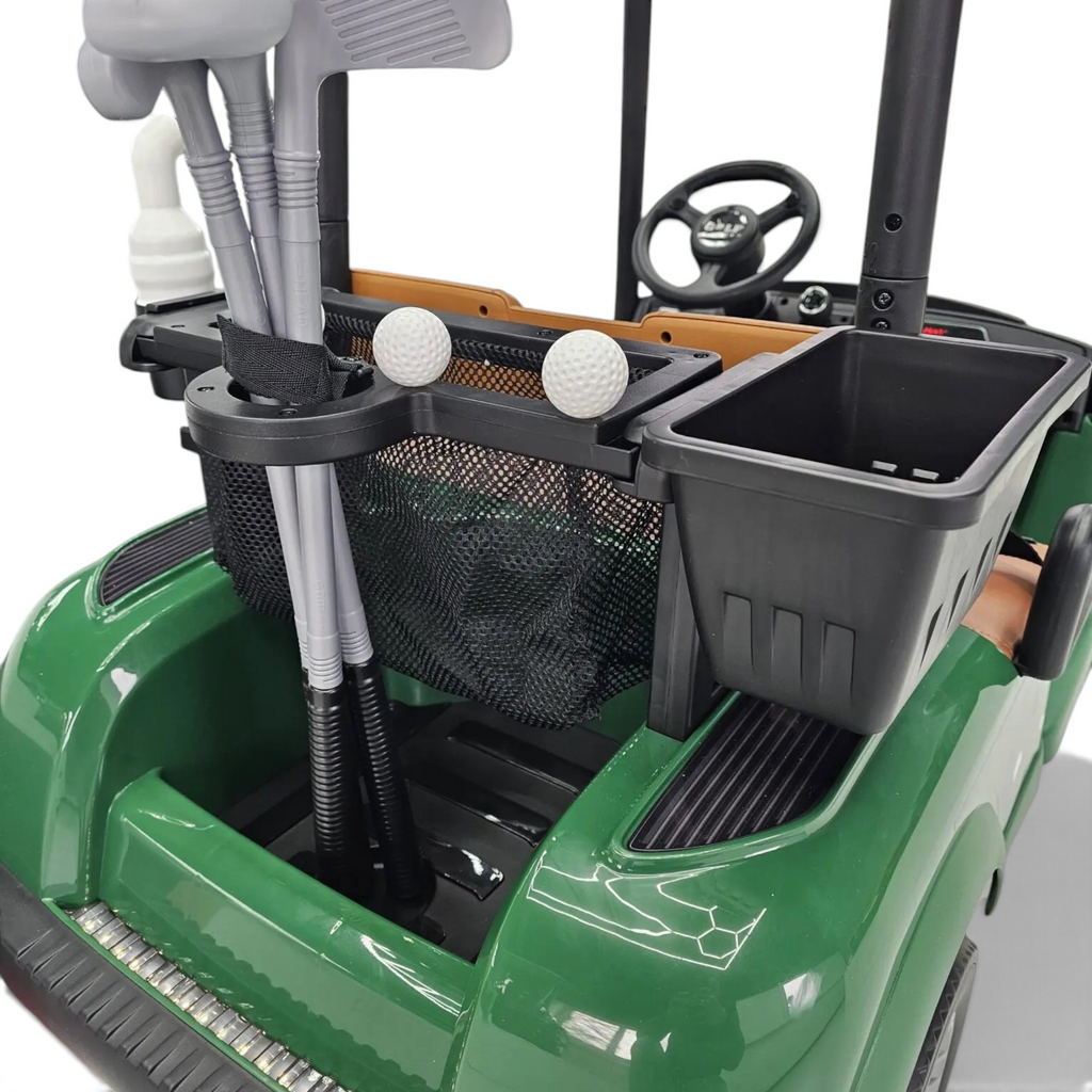 Vue arrière du golf cart électrique Petit Pilote vert pour enfant avec porte-clubs, clubs de golf et balles inclus