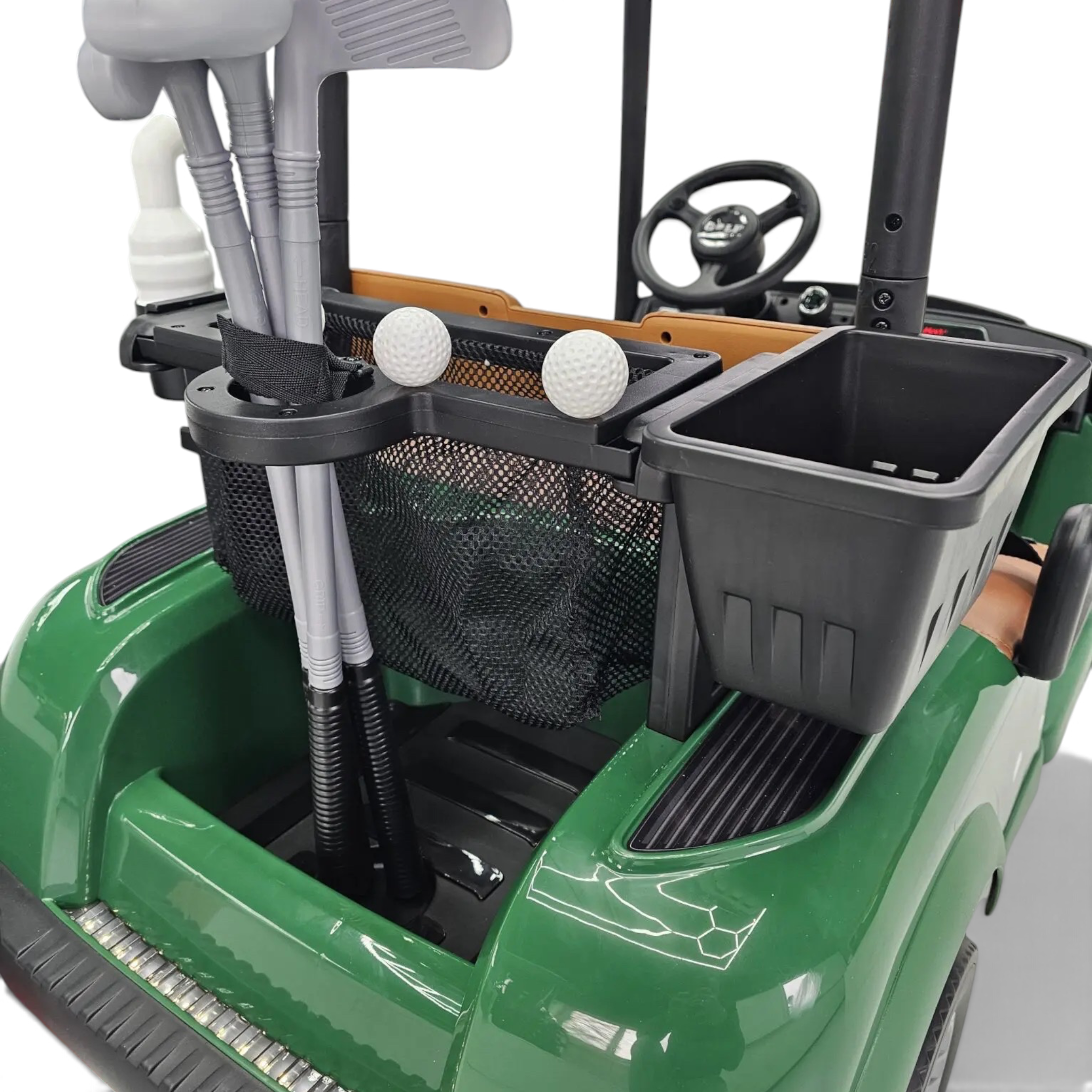 Vue arrière du golf cart électrique Petit Pilote vert pour enfant avec porte-clubs, clubs de golf et balles inclus