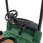 Vue intérieure du poste de pilotage vert du golf cart électrique Petit Pilote avec volant, porte-gobelet et siège en cuir