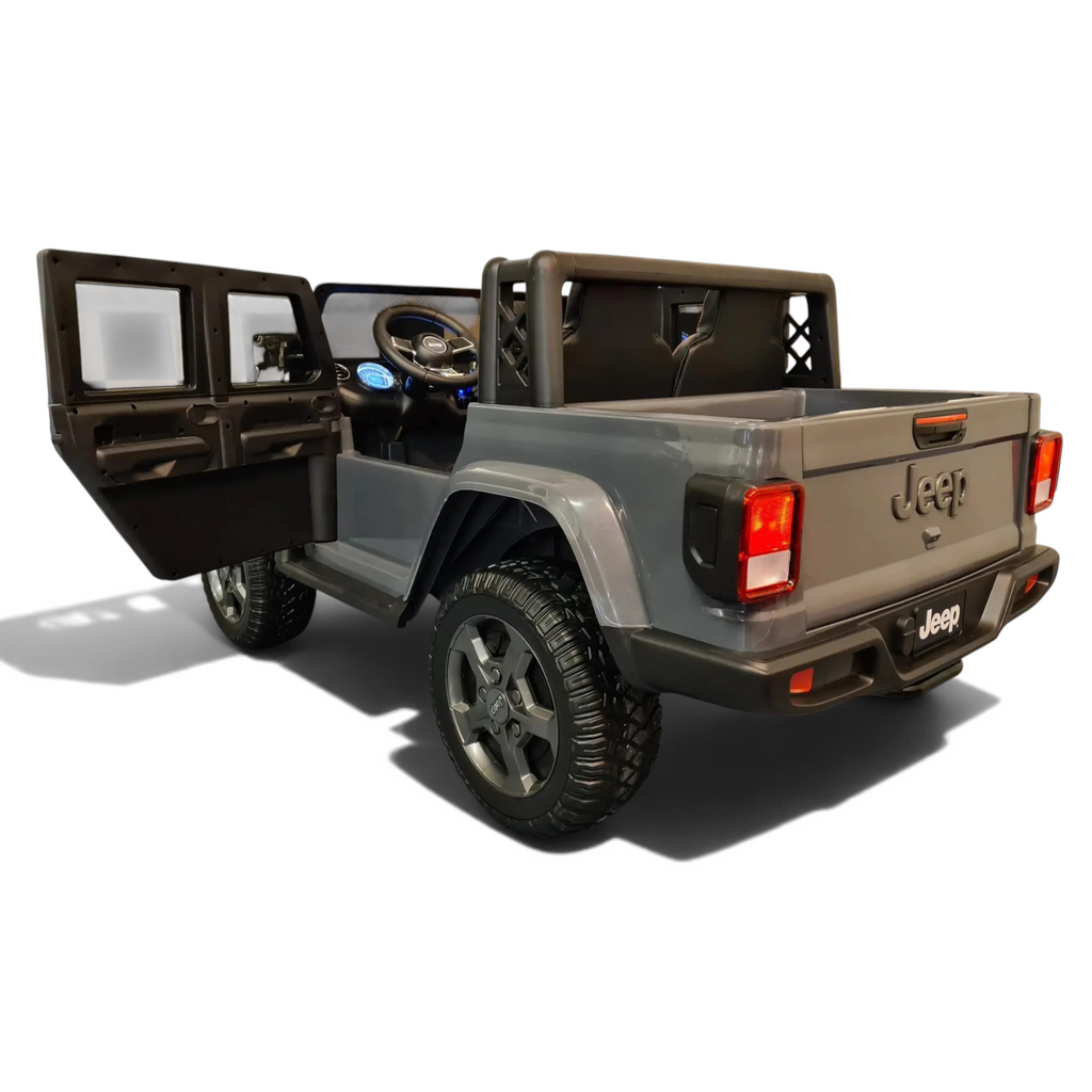 Vue arrière du Jeep électrique enfant Gladiator 12V Petit Pilote gris avec portes ouvertes et pneus tout-terrain
