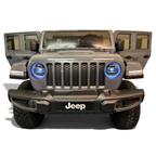 Vue frontale du Jeep électrique enfant Gladiator 12V Petit Pilote gris avec phares LED bleus et calandre emblématique