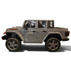 Vue latérale du Jeep électrique enfant Gladiator 12V gris par Petit Pilote avec pneus robustes et design tout-terrain